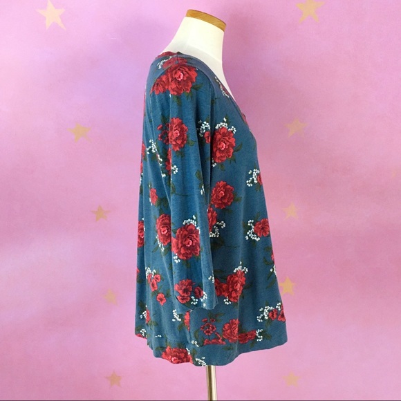 TORRID BLUE FLORAL V-NECK BANDED TEE 2 - Picture 5 of 10